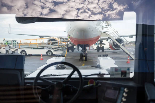 Avião visto através de reboque caminhão — Fotografia de Stock