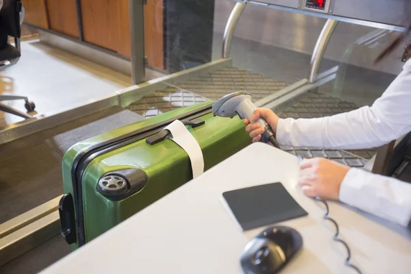 Etichetta di scansione della donna sul bagaglio al check-in in aeroporto — Foto Stock