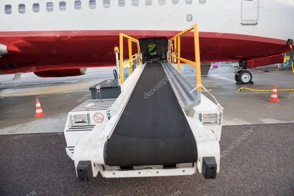 Conveyor Truck Attached To Airplane On Airport Runway — Stock Photo