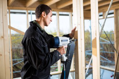 Erkek marangoz ahşap sitesinde sondaj yan görünüm