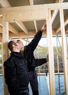 Profesyonel marangoz ahşap meslektaşım tarafından işaret