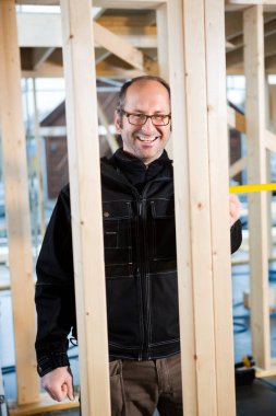 İnşaat alanında çalışan mutlu erkek marangoz