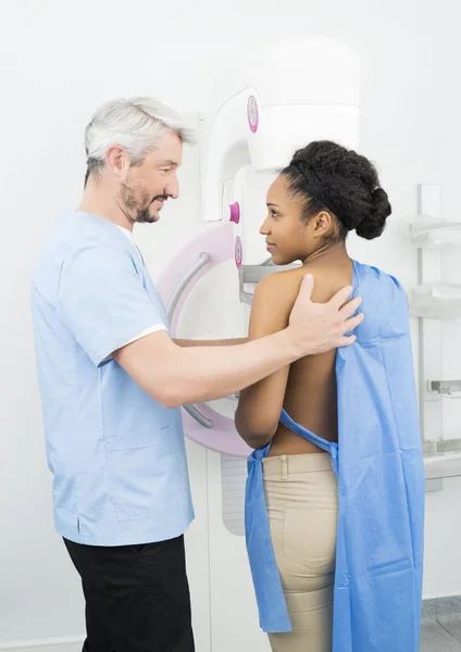 男性医師が見ている患者の受けている乳房 x 線検査 — ストック写真