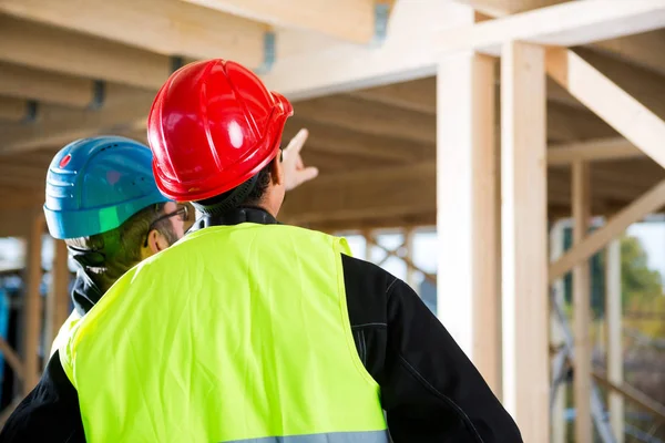 Timmerman In beschermende draag permanent door collega — Stockfoto