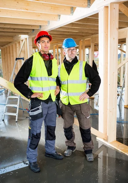 Carpinteros en ropa protectora en el sitio de construcción — Foto de Stock