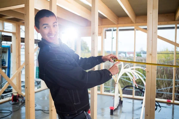 Ahşap inşaat sahasında ölçme marangoz