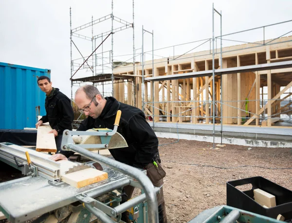 Carpenters Cutting Wood Using Table Saw At Site — Stock Photo, Image