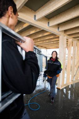 Merdiveni tamamlanmamış Bui taşıyan meslektaşım bakmak marangoz
