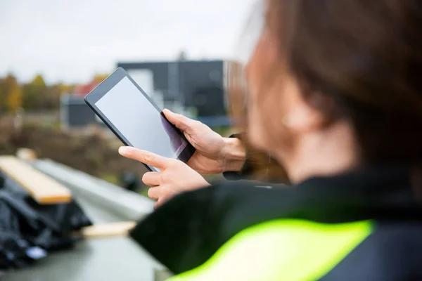 Beskuren bild av snickare med Digital tablett på plats — Stockfoto