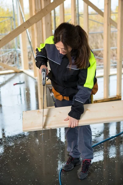 Kadın marangoz kesme ahşap el ile tam uzunlukta gördüm