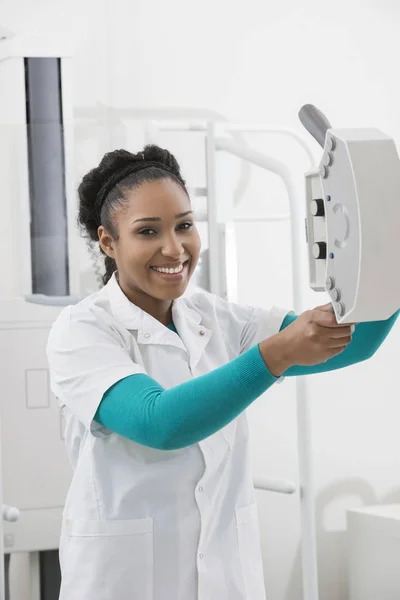 女性的放射科医生经营医院的 x 光机 — 图库照片
