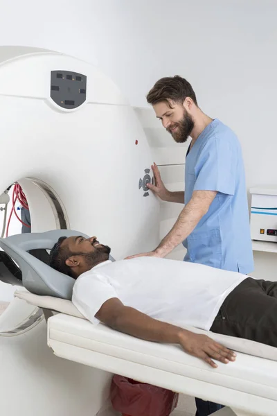 Médico prestes a iniciar a tomografia computadorizada em paciente masculino — Fotografia de Stock