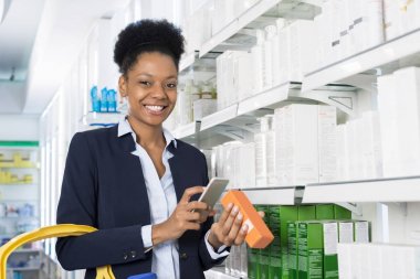 Mutlu işkadını barkod akıllı telefon aracılığıyla tarama