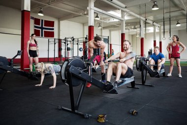 Spor salonunda egzersiz istemcileri bakarak eğitmenler