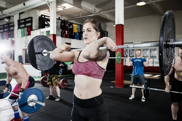 Mulher bonita levantando Barbell — Fotografia de Stock