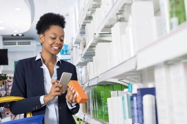 Gülümseyen işkadını barkod akıllı telefon aracılığıyla tarama