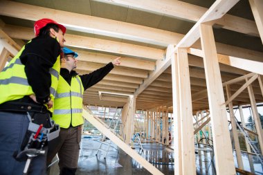 Meslektaşım tarafından ayakta iken çatı işaret marangoz