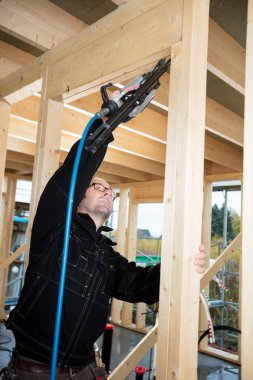 Ahşap sitesindeki köşesinde sondaj marangoz