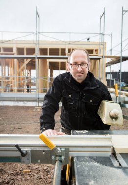 Tablo kullanarak emin olgun marangoz tahta kesmek için gördüm