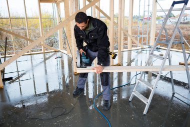 Elektrikli el ile marangoz kesme ahşap inşaat Si gördüm