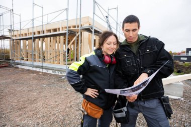 Tamamlanmamış Binası karşı Plan üzerinde tartışırken marangozlar