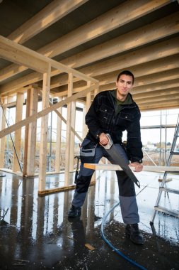 Erkek marangoz kesim tahta el ile sitesinde gördüm