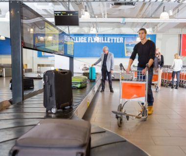 Bagaj Konveyör bant Havaalanı üzerinden için bekleyen adam