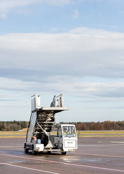 Gangway bewegt sich auf nasser Flughafen-Piste — Stockfoto