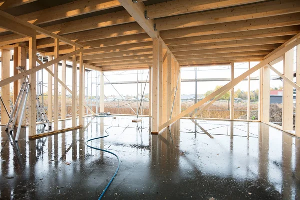 Edificio incompleto de madera con suelo húmedo Imagen De Stock