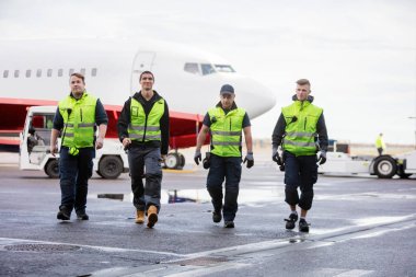 Kendine güvenen işçi piste yağışlı sezon sırasında yürüyüş