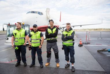 Yer ekibi silah ile uçak karşı ayakta geçti