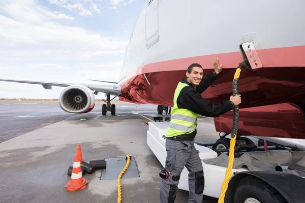 Τα μέλη του πληρώματος με φόρτιση αεροπλάνο στον διάδρομο Εικόνα Αρχείου