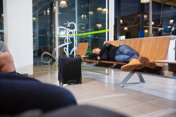 젊은 사람이 기다리고 지역 공항에서 자 고 — 스톡 사진