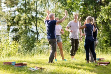 Çak bir beşlik yapı taşları ile F üzerinde oynadıktan sonra veren arkadaşlar