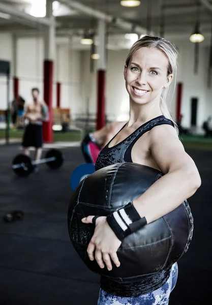 Woman Smiling While Carrying Medicine Ball — Stock Photo, Image