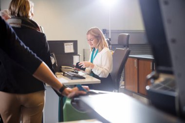 Muayene Boarding Pass, yolcu havaalanında personel