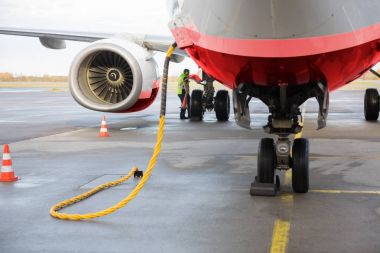 Uçak piste işçisi iken şarj ediliyor