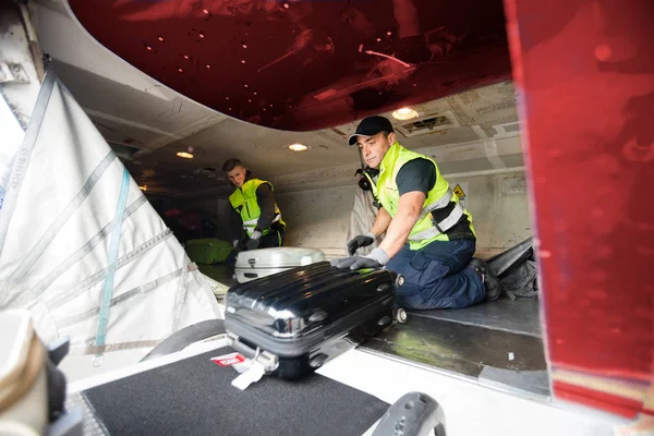 Trabajadores cargando equipaje en avión —  Fotos de Stock