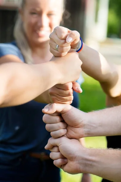 Bijgesneden afbeelding van vrienden stapelen vuisten — Stockfoto