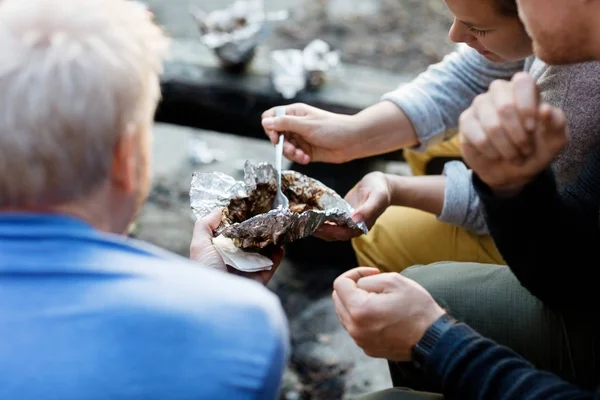 Vänner att ha mat i folie på Forest — Stockfoto