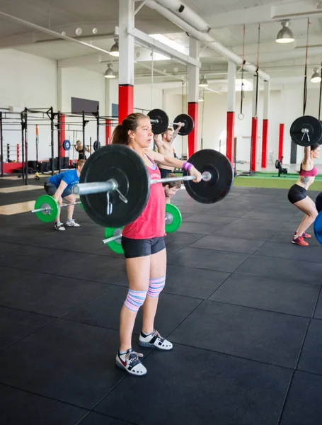 Kararlı kadın spor salonunda halter kaldırma — Stok fotoğraf