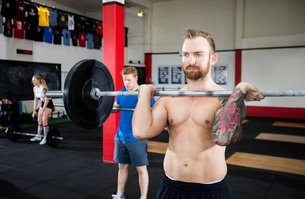 Man Gewichtheffen in gym — Stockfoto