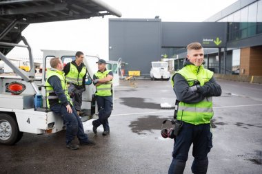 Kendine güvenen silah daimi işçi iş Communic geçti