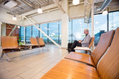 Üst düzey işadamı Havaalanı lobisinde dizüstü bilgisayar kullanarak