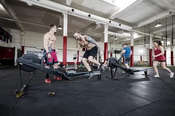 Clienti che fanno attività fisica nel Fitness Club — Foto Stock