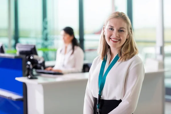 Giovane personale di terra sorridente mentre collega di lavoro in aeroporto Re — Foto Stock