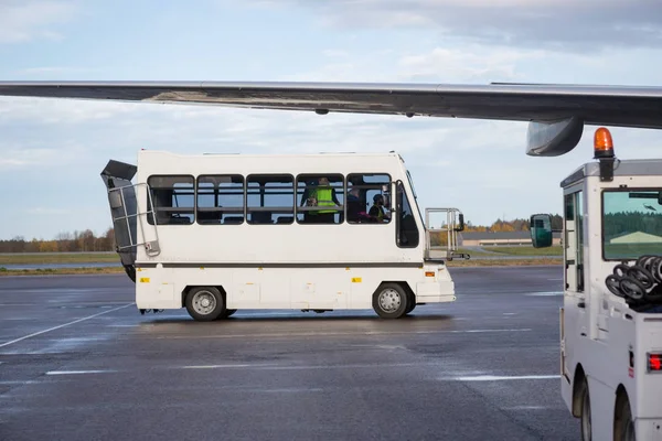 乘客巴士停泊在湿机场跑道 — 图库照片