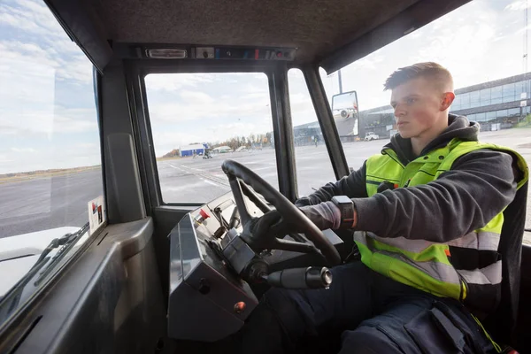 Arbeiter fährt Abschleppwagen auf Landebahn — Stockfoto