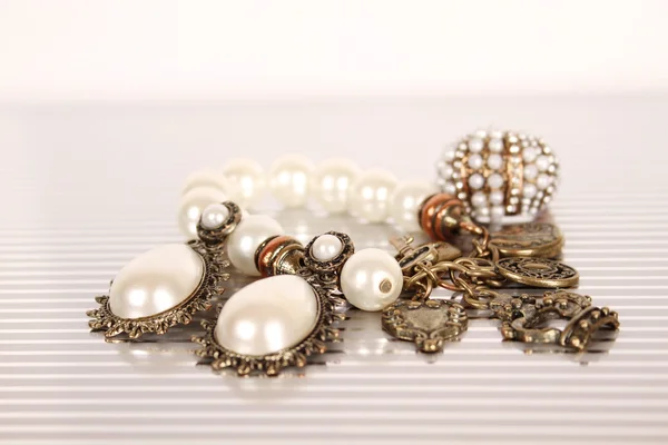 Set of jewelery with pearls — Stock Photo, Image