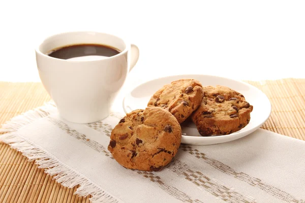 Biscuits au chocolat et une tasse de café — Photo